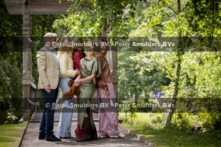 Den Haag 21 mei 2026
Fotouurtje met de koninklijke familie in de Hollandse tuin van Park Clingendael . Aanwezig Koning Willem Alexander Koningin Maxima Prinses Amalia Prinses Alexia en Prinses Ariane . 