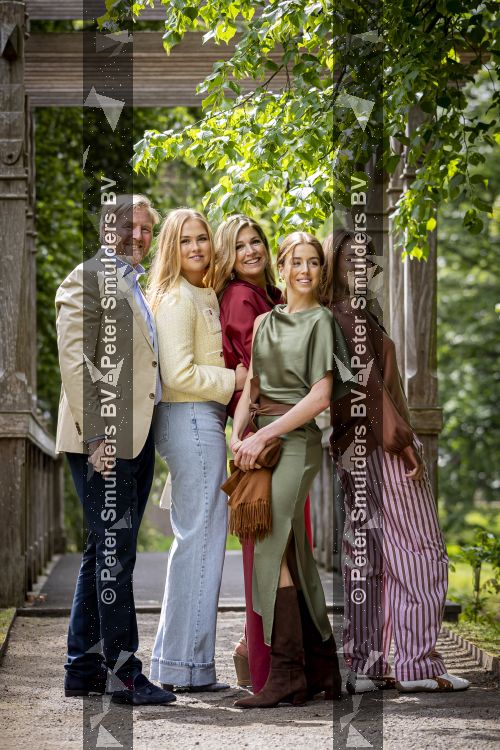 Den Haag 21 mei 2026
Fotouurtje met de koninklijke familie in de Hollandse tuin van Park Clingendael . Aanwezig Koning Willem Alexander Koningin Maxima Prinses Amalia Prinses Alexia en Prinses Ariane . 