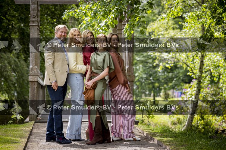 Den Haag 21 mei 2026
Fotouurtje met de koninklijke familie in de Hollandse tuin van Park Clingendael . Aanwezig Koning Willem Alexander Koningin Maxima Prinses Amalia Prinses Alexia en Prinses Ariane . 