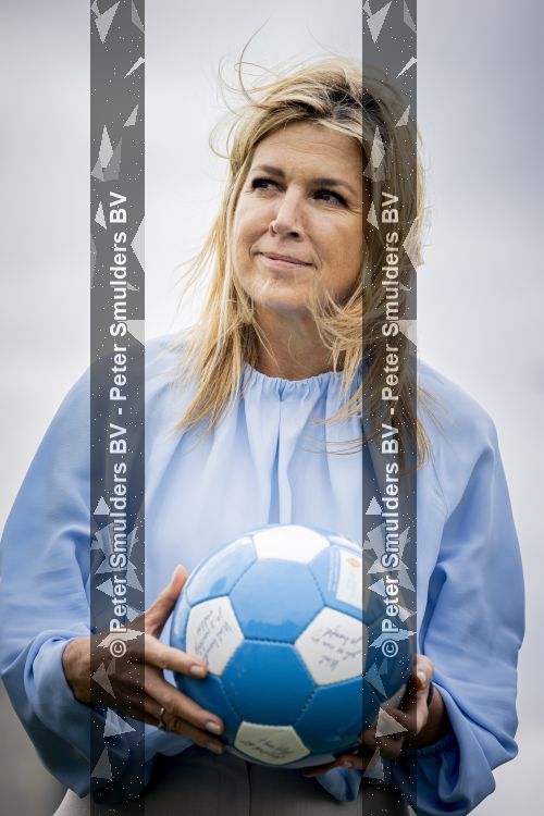Koningin Maxima bij aftrap campagne Onzichtbare Blessure
VOORBURG 2 juni 2026 Koningin Maxima tijdens de aftrap van âDe Onzichtbare Blessureâ. Met het programma besteden KNVB en Zilveren Kruis aandacht aan mentale gezondheid in het amateurvoetbal. MIND Us wil dat jongeren grip krijgen op hun mentale gezondheid, zich veerkrachtig ontwikkelen en hulp weten te vinden als dat nodig is, Maxima is erevoorzitter van de stichting. De aftrap vind plaats in de Week van de Mentale Gezondheid. 