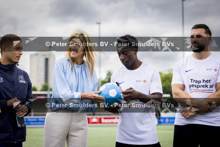 Koningin Maxima bij aftrap campagne Onzichtbare Blessure
VOORBURG 2 juni 2026 Koningin Maxima tijdens de aftrap van âDe Onzichtbare Blessureâ. Met het programma besteden KNVB en Zilveren Kruis aandacht aan mentale gezondheid in het amateurvoetbal. MIND Us wil dat jongeren grip krijgen op hun mentale gezondheid, zich veerkrachtig ontwikkelen en hulp weten te vinden als dat nodig is, Maxima is erevoorzitter van de stichting. De aftrap vind plaats in de Week van de Mentale Gezondheid. 