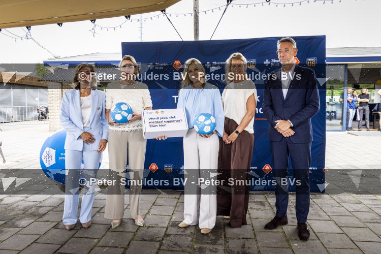 Koningin Maxima bij aftrap campagne Onzichtbare Blessure
VOORBURG 2 juni 2026 Koningin Maxima tijdens de aftrap van âDe Onzichtbare Blessureâ. Met het programma besteden KNVB en Zilveren Kruis aandacht aan mentale gezondheid in het amateurvoetbal. MIND Us wil dat jongeren grip krijgen op hun mentale gezondheid, zich veerkrachtig ontwikkelen en hulp weten te vinden als dat nodig is, Maxima is erevoorzitter van de stichting. De aftrap vind plaats in de Week van de Mentale Gezondheid. 