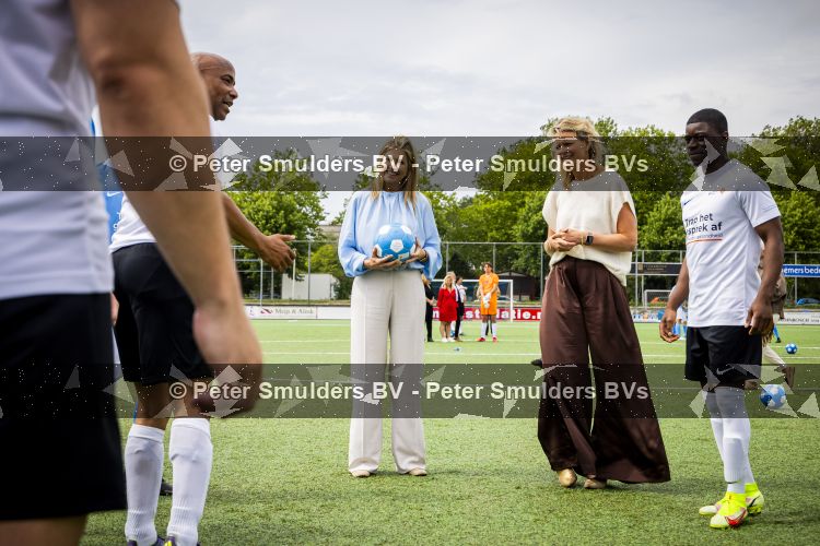 Koningin Maxima bij aftrap campagne Onzichtbare Blessure
VOORBURG 2 juni 2026 Koningin Maxima tijdens de aftrap van âDe Onzichtbare Blessureâ. Met het programma besteden KNVB en Zilveren Kruis aandacht aan mentale gezondheid in het amateurvoetbal. MIND Us wil dat jongeren grip krijgen op hun mentale gezondheid, zich veerkrachtig ontwikkelen en hulp weten te vinden als dat nodig is, Maxima is erevoorzitter van de stichting. De aftrap vind plaats in de Week van de Mentale Gezondheid. 