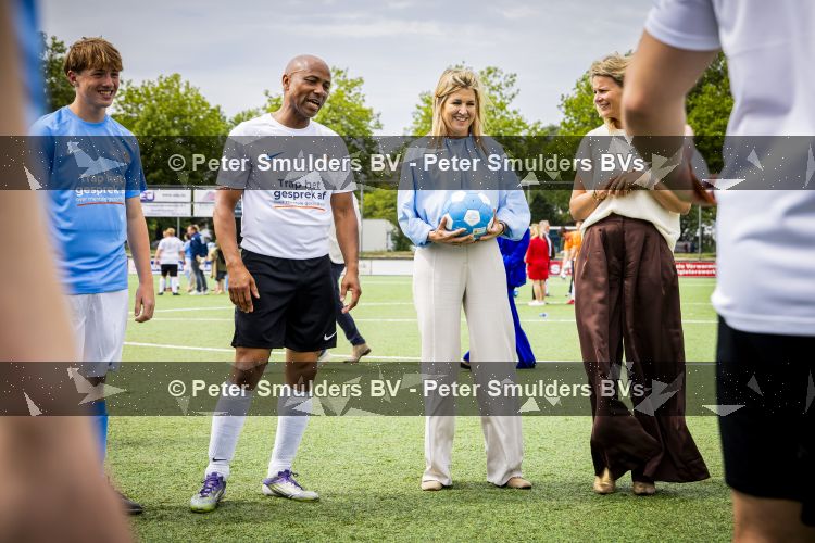 Koningin Maxima bij aftrap campagne Onzichtbare Blessure
VOORBURG 2 juni 2026 Koningin Maxima tijdens de aftrap van âDe Onzichtbare Blessureâ. Met het programma besteden KNVB en Zilveren Kruis aandacht aan mentale gezondheid in het amateurvoetbal. MIND Us wil dat jongeren grip krijgen op hun mentale gezondheid, zich veerkrachtig ontwikkelen en hulp weten te vinden als dat nodig is, Maxima is erevoorzitter van de stichting. De aftrap vind plaats in de Week van de Mentale Gezondheid. 