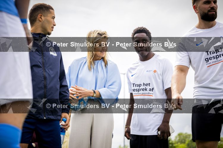 Koningin Maxima bij aftrap campagne Onzichtbare Blessure
VOORBURG 2 juni 2026 Koningin Maxima tijdens de aftrap van âDe Onzichtbare Blessureâ. Met het programma besteden KNVB en Zilveren Kruis aandacht aan mentale gezondheid in het amateurvoetbal. MIND Us wil dat jongeren grip krijgen op hun mentale gezondheid, zich veerkrachtig ontwikkelen en hulp weten te vinden als dat nodig is, Maxima is erevoorzitter van de stichting. De aftrap vind plaats in de Week van de Mentale Gezondheid. 