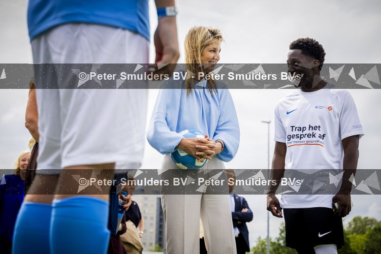 Koningin Maxima bij aftrap campagne Onzichtbare Blessure
VOORBURG 2 juni 2026 Koningin Maxima tijdens de aftrap van âDe Onzichtbare Blessureâ. Met het programma besteden KNVB en Zilveren Kruis aandacht aan mentale gezondheid in het amateurvoetbal. MIND Us wil dat jongeren grip krijgen op hun mentale gezondheid, zich veerkrachtig ontwikkelen en hulp weten te vinden als dat nodig is, Maxima is erevoorzitter van de stichting. De aftrap vind plaats in de Week van de Mentale Gezondheid. 