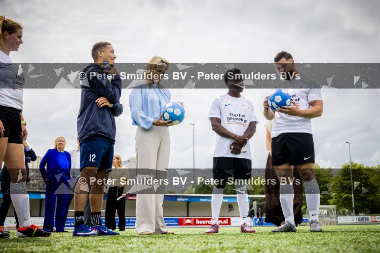 Koningin Maxima bij aftrap campagne Onzichtbare Blessure
VOORBURG 2 juni 2026 Koningin Maxima tijdens de aftrap van âDe Onzichtbare Blessureâ. Met het programma besteden KNVB en Zilveren Kruis aandacht aan mentale gezondheid in het amateurvoetbal. MIND Us wil dat jongeren grip krijgen op hun mentale gezondheid, zich veerkrachtig ontwikkelen en hulp weten te vinden als dat nodig is, Maxima is erevoorzitter van de stichting. De aftrap vind plaats in de Week van de Mentale Gezondheid. 