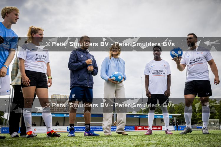 Koningin Maxima bij aftrap campagne Onzichtbare Blessure
VOORBURG 2 juni 2026 Koningin Maxima tijdens de aftrap van âDe Onzichtbare Blessureâ. Met het programma besteden KNVB en Zilveren Kruis aandacht aan mentale gezondheid in het amateurvoetbal. MIND Us wil dat jongeren grip krijgen op hun mentale gezondheid, zich veerkrachtig ontwikkelen en hulp weten te vinden als dat nodig is, Maxima is erevoorzitter van de stichting. De aftrap vind plaats in de Week van de Mentale Gezondheid. 
