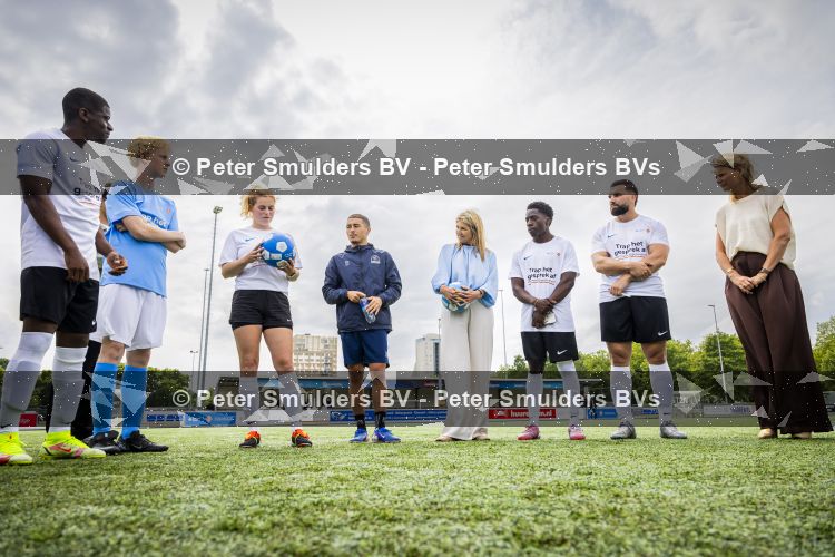 Koningin Maxima bij aftrap campagne Onzichtbare Blessure
VOORBURG 2 juni 2026 Koningin Maxima tijdens de aftrap van âDe Onzichtbare Blessureâ. Met het programma besteden KNVB en Zilveren Kruis aandacht aan mentale gezondheid in het amateurvoetbal. MIND Us wil dat jongeren grip krijgen op hun mentale gezondheid, zich veerkrachtig ontwikkelen en hulp weten te vinden als dat nodig is, Maxima is erevoorzitter van de stichting. De aftrap vind plaats in de Week van de Mentale Gezondheid. 