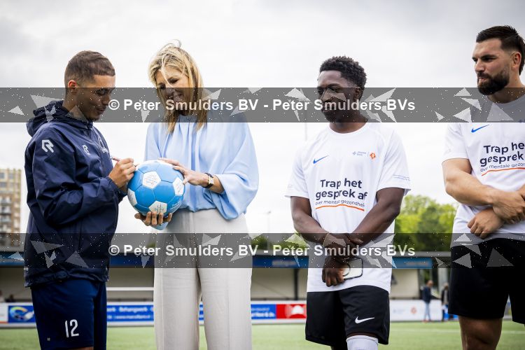 Koningin Maxima bij aftrap campagne Onzichtbare Blessure
VOORBURG 2 juni 2026 Koningin Maxima tijdens de aftrap van âDe Onzichtbare Blessureâ. Met het programma besteden KNVB en Zilveren Kruis aandacht aan mentale gezondheid in het amateurvoetbal. MIND Us wil dat jongeren grip krijgen op hun mentale gezondheid, zich veerkrachtig ontwikkelen en hulp weten te vinden als dat nodig is, Maxima is erevoorzitter van de stichting. De aftrap vind plaats in de Week van de Mentale Gezondheid. 