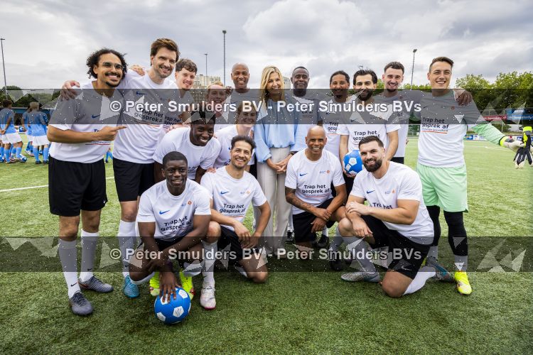 Koningin Maxima bij aftrap campagne Onzichtbare Blessure
VOORBURG 2 juni 2026 Koningin Maxima tijdens de aftrap van âDe Onzichtbare Blessureâ. Met het programma besteden KNVB en Zilveren Kruis aandacht aan mentale gezondheid in het amateurvoetbal. MIND Us wil dat jongeren grip krijgen op hun mentale gezondheid, zich veerkrachtig ontwikkelen en hulp weten te vinden als dat nodig is, Maxima is erevoorzitter van de stichting. De aftrap vind plaats in de Week van de Mentale Gezondheid.  Maxima met oa Billy dans Juvat Westendorp Bas Muijs Glenn Helder Humberto Tan John Williams ea 