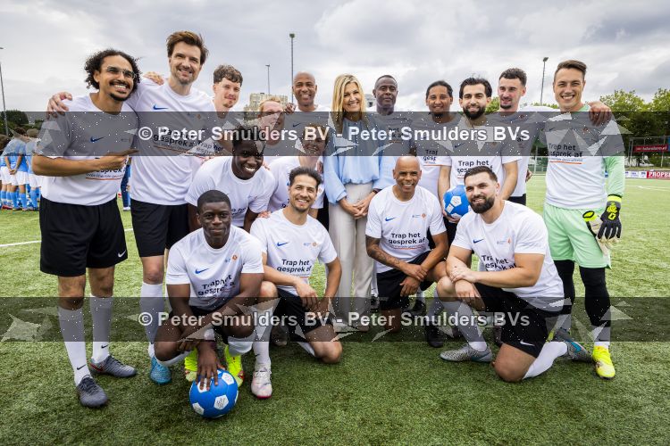 VOORBURG 2 juni 2026 Koningin Maxima tijdens de aftrap van âDe Onzichtbare Blessureâ. Met het programma besteden KNVB en Zilveren Kruis aandacht aan mentale gezondheid in het amateurvoetbal. MIND Us wil dat jongeren grip krijgen op hun mentale gezondheid, zich veerkrachtig ontwikkelen en hulp weten te vinden als dat nodig is, Maxima is erevoorzitter van de stichting. De aftrap vind plaats in de Week van de Mentale Gezondheid.  Maxima met oa Billy dans Juvat Westendorp Bas Muijs Glenn Helder Humberto Tan John Williams ea 