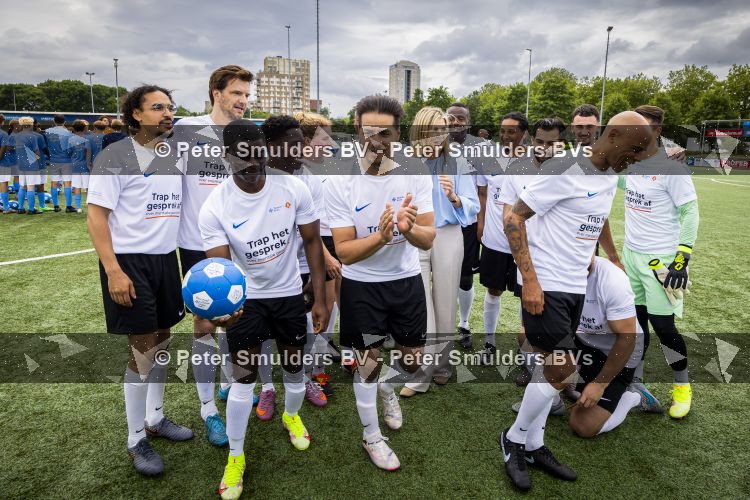 VOORBURG 2 juni 2026 Koningin Maxima tijdens de aftrap van âDe Onzichtbare Blessureâ. Met het programma besteden KNVB en Zilveren Kruis aandacht aan mentale gezondheid in het amateurvoetbal. MIND Us wil dat jongeren grip krijgen op hun mentale gezondheid, zich veerkrachtig ontwikkelen en hulp weten te vinden als dat nodig is, Maxima is erevoorzitter van de stichting. De aftrap vind plaats in de Week van de Mentale Gezondheid.  Maxima met oa Billy dans Juvat Westendorp Bas Muijs Glenn Helder Humberto Tan John Williams ea 