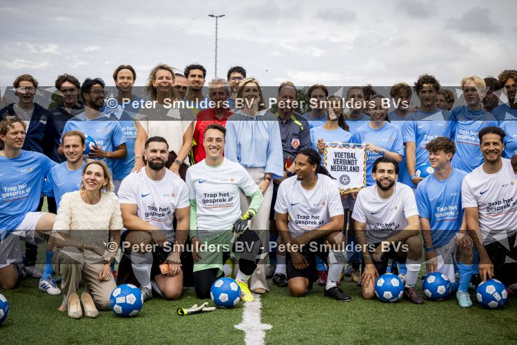 VOORBURG 2 juni 2026 Koningin Maxima tijdens de aftrap van âDe Onzichtbare Blessureâ. Met het programma besteden KNVB en Zilveren Kruis aandacht aan mentale gezondheid in het amateurvoetbal. MIND Us wil dat jongeren grip krijgen op hun mentale gezondheid, zich veerkrachtig ontwikkelen en hulp weten te vinden als dat nodig is, Maxima is erevoorzitter van de stichting. De aftrap vind plaats in de Week van de Mentale Gezondheid. 