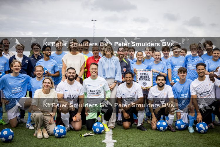 VOORBURG 2 juni 2026 Koningin Maxima tijdens de aftrap van âDe Onzichtbare Blessureâ. Met het programma besteden KNVB en Zilveren Kruis aandacht aan mentale gezondheid in het amateurvoetbal. MIND Us wil dat jongeren grip krijgen op hun mentale gezondheid, zich veerkrachtig ontwikkelen en hulp weten te vinden als dat nodig is, Maxima is erevoorzitter van de stichting. De aftrap vind plaats in de Week van de Mentale Gezondheid. 