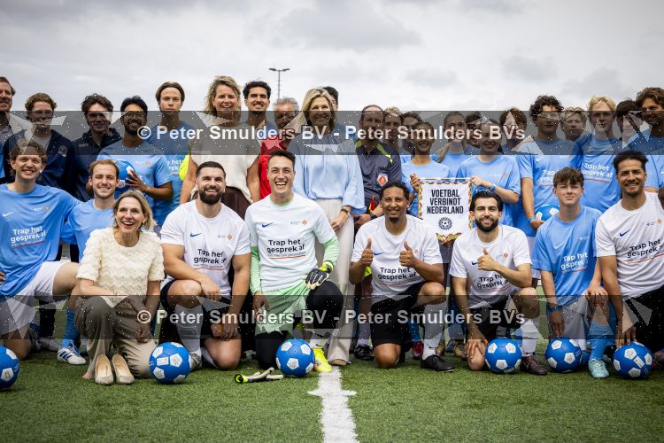 VOORBURG 2 juni 2026 Koningin Maxima tijdens de aftrap van âDe Onzichtbare Blessureâ. Met het programma besteden KNVB en Zilveren Kruis aandacht aan mentale gezondheid in het amateurvoetbal. MIND Us wil dat jongeren grip krijgen op hun mentale gezondheid, zich veerkrachtig ontwikkelen en hulp weten te vinden als dat nodig is, Maxima is erevoorzitter van de stichting. De aftrap vind plaats in de Week van de Mentale Gezondheid. 