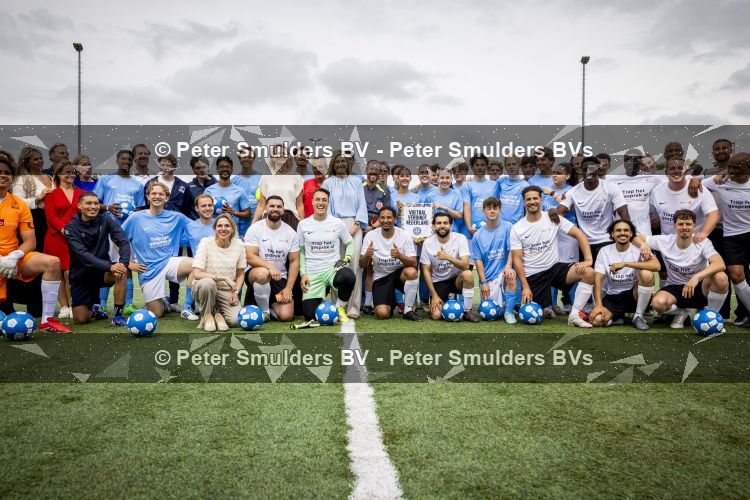 VOORBURG 2 juni 2026 Koningin Maxima tijdens de aftrap van âDe Onzichtbare Blessureâ. Met het programma besteden KNVB en Zilveren Kruis aandacht aan mentale gezondheid in het amateurvoetbal. MIND Us wil dat jongeren grip krijgen op hun mentale gezondheid, zich veerkrachtig ontwikkelen en hulp weten te vinden als dat nodig is, Maxima is erevoorzitter van de stichting. De aftrap vind plaats in de Week van de Mentale Gezondheid. 