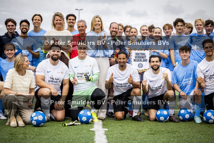 VOORBURG 2 juni 2026 Koningin Maxima tijdens de aftrap van âDe Onzichtbare Blessureâ. Met het programma besteden KNVB en Zilveren Kruis aandacht aan mentale gezondheid in het amateurvoetbal. MIND Us wil dat jongeren grip krijgen op hun mentale gezondheid, zich veerkrachtig ontwikkelen en hulp weten te vinden als dat nodig is, Maxima is erevoorzitter van de stichting. De aftrap vind plaats in de Week van de Mentale Gezondheid. 