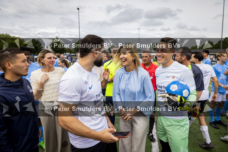 VOORBURG 2 juni 2026 Koningin Maxima tijdens de aftrap van âDe Onzichtbare Blessureâ. Met het programma besteden KNVB en Zilveren Kruis aandacht aan mentale gezondheid in het amateurvoetbal. MIND Us wil dat jongeren grip krijgen op hun mentale gezondheid, zich veerkrachtig ontwikkelen en hulp weten te vinden als dat nodig is, Maxima is erevoorzitter van de stichting. De aftrap vind plaats in de Week van de Mentale Gezondheid. 