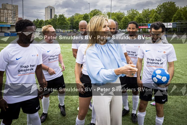 VOORBURG 2 juni 2026 Koningin Maxima tijdens de aftrap van âDe Onzichtbare Blessureâ. Met het programma besteden KNVB en Zilveren Kruis aandacht aan mentale gezondheid in het amateurvoetbal. MIND Us wil dat jongeren grip krijgen op hun mentale gezondheid, zich veerkrachtig ontwikkelen en hulp weten te vinden als dat nodig is, Maxima is erevoorzitter van de stichting. De aftrap vind plaats in de Week van de Mentale Gezondheid. 