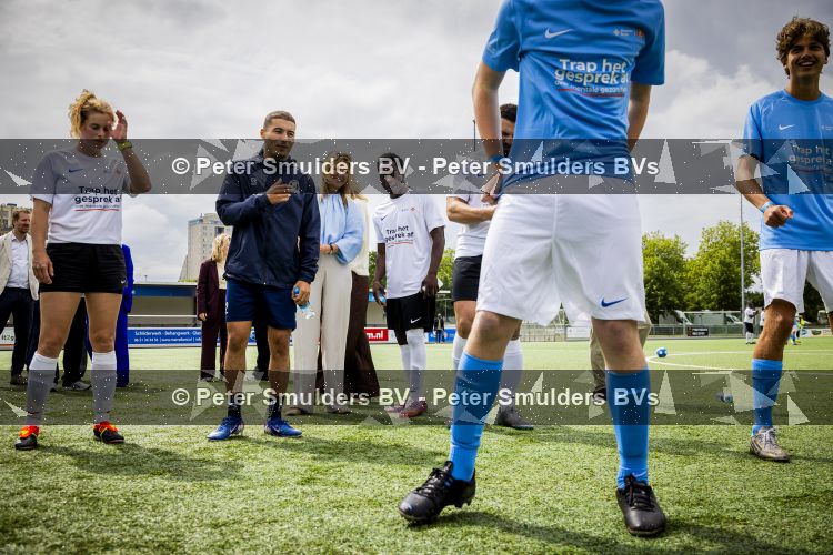 VOORBURG 2 juni 2026 Koningin Maxima tijdens de aftrap van âDe Onzichtbare Blessureâ. Met het programma besteden KNVB en Zilveren Kruis aandacht aan mentale gezondheid in het amateurvoetbal. MIND Us wil dat jongeren grip krijgen op hun mentale gezondheid, zich veerkrachtig ontwikkelen en hulp weten te vinden als dat nodig is, Maxima is erevoorzitter van de stichting. De aftrap vind plaats in de Week van de Mentale Gezondheid. 