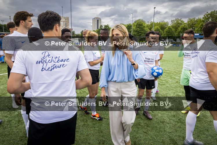 VOORBURG 2 juni 2026 Koningin Maxima tijdens de aftrap van âDe Onzichtbare Blessureâ. Met het programma besteden KNVB en Zilveren Kruis aandacht aan mentale gezondheid in het amateurvoetbal. MIND Us wil dat jongeren grip krijgen op hun mentale gezondheid, zich veerkrachtig ontwikkelen en hulp weten te vinden als dat nodig is, Maxima is erevoorzitter van de stichting. De aftrap vind plaats in de Week van de Mentale Gezondheid. 