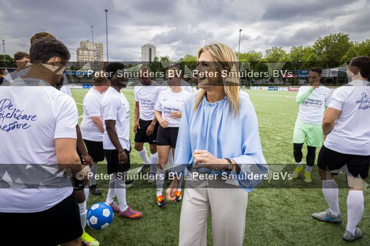 VOORBURG 2 juni 2026 Koningin Maxima tijdens de aftrap van âDe Onzichtbare Blessureâ. Met het programma besteden KNVB en Zilveren Kruis aandacht aan mentale gezondheid in het amateurvoetbal. MIND Us wil dat jongeren grip krijgen op hun mentale gezondheid, zich veerkrachtig ontwikkelen en hulp weten te vinden als dat nodig is, Maxima is erevoorzitter van de stichting. De aftrap vind plaats in de Week van de Mentale Gezondheid. 