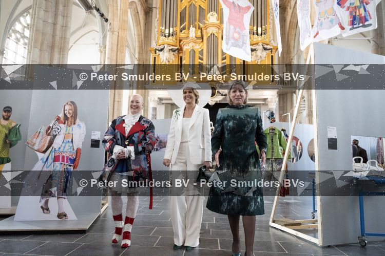 Arnhem 13 mei 2026
Koningin Maxima opent de State of Fashion BiÃ«nnale 2026. State of Fashion is een toonaangevend internationaal platform voor mode, textiel en maatschappelijke transitie. Minister van Onderwijs, Cultuur en Wetenschap Rianne Letschert was ook aanwezig  (Groene jurk)