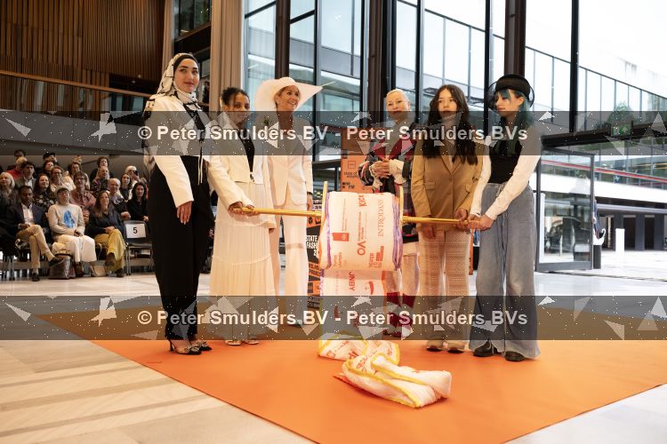 Arnhem 13 mei 2026
Koningin Maxima opent de State of Fashion BiÃ«nnale 2026. State of Fashion is een toonaangevend internationaal platform voor mode, textiel en maatschappelijke transitie.