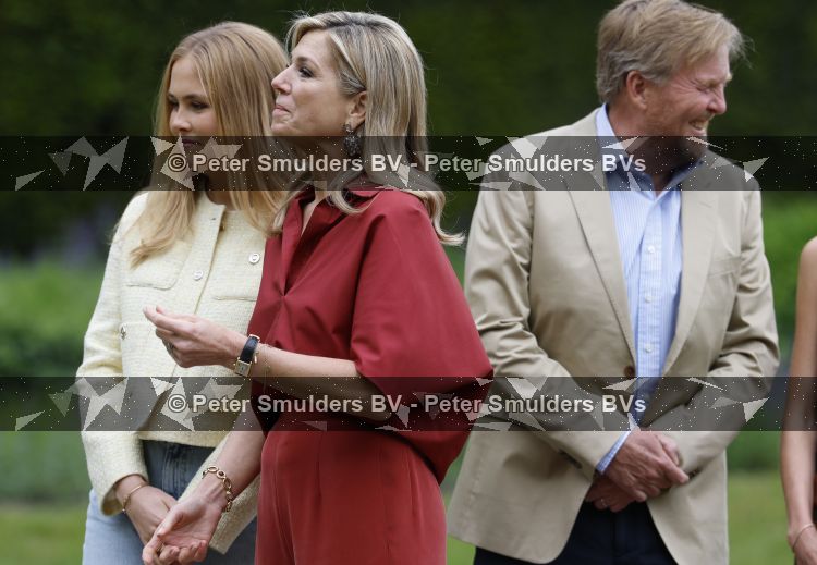 Den Haag 21 mei 2026
Fotouurtje met de koninklijke familie in de Hollandse tuin van Park Clingendael . Aanwezig Koning Willem Alexander Koningin Maxima Prinses Amalia Prinses Alexia en Prinses Ariane . 