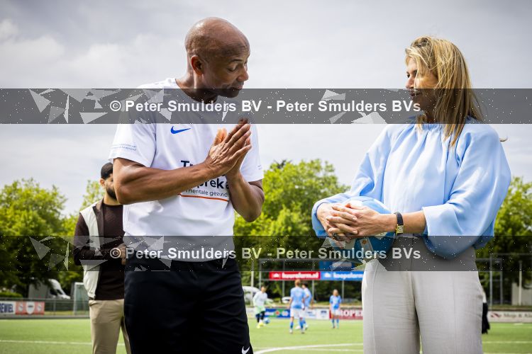 VOORBURG 2 juni 2026 Koningin Maxima tijdens de aftrap van âDe Onzichtbare Blessureâ. Met het programma besteden KNVB en Zilveren Kruis aandacht aan mentale gezondheid in het amateurvoetbal. MIND Us wil dat jongeren grip krijgen op hun mentale gezondheid, zich veerkrachtig ontwikkelen en hulp weten te vinden als dat nodig is, Maxima is erevoorzitter van de stichting. De aftrap vind plaats in de Week van de Mentale Gezondheid. Koningin Maxima en Humberto Tan 