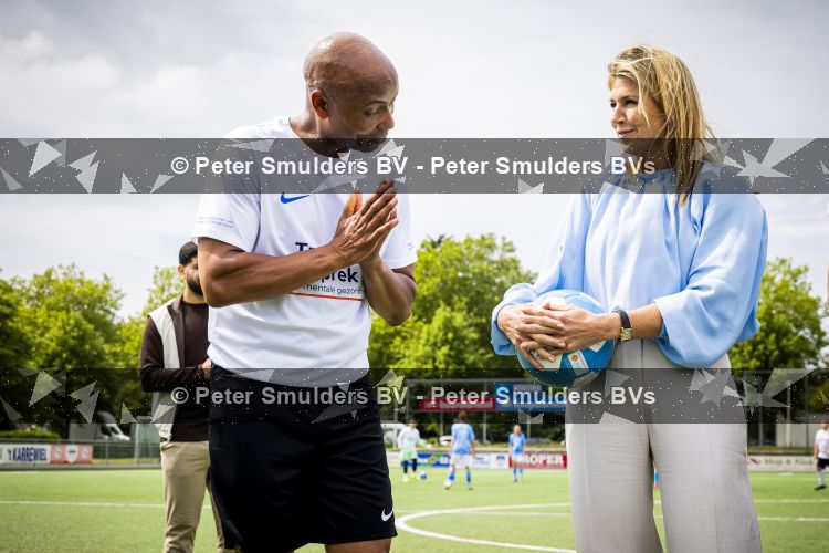 VOORBURG 2 juni 2026 Koningin Maxima tijdens de aftrap van âDe Onzichtbare Blessureâ. Met het programma besteden KNVB en Zilveren Kruis aandacht aan mentale gezondheid in het amateurvoetbal. MIND Us wil dat jongeren grip krijgen op hun mentale gezondheid, zich veerkrachtig ontwikkelen en hulp weten te vinden als dat nodig is, Maxima is erevoorzitter van de stichting. De aftrap vind plaats in de Week van de Mentale Gezondheid. Koningin Maxima en Humberto Tan 