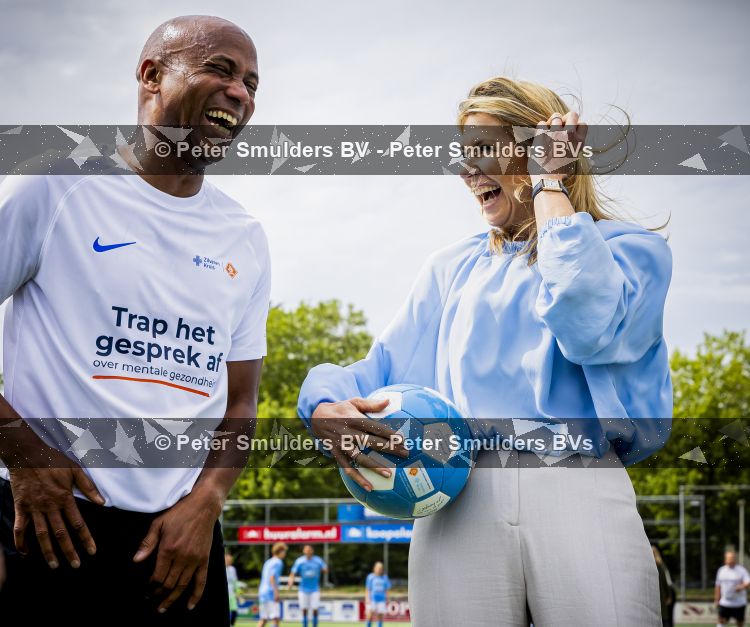 VOORBURG 2 juni 2026 Koningin Maxima tijdens de aftrap van âDe Onzichtbare Blessureâ. Met het programma besteden KNVB en Zilveren Kruis aandacht aan mentale gezondheid in het amateurvoetbal. MIND Us wil dat jongeren grip krijgen op hun mentale gezondheid, zich veerkrachtig ontwikkelen en hulp weten te vinden als dat nodig is, Maxima is erevoorzitter van de stichting. De aftrap vind plaats in de Week van de Mentale Gezondheid. Koningin Maxima en Humberto Tan 
