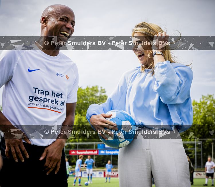 VOORBURG 2 juni 2026 Koningin Maxima tijdens de aftrap van âDe Onzichtbare Blessureâ. Met het programma besteden KNVB en Zilveren Kruis aandacht aan mentale gezondheid in het amateurvoetbal. MIND Us wil dat jongeren grip krijgen op hun mentale gezondheid, zich veerkrachtig ontwikkelen en hulp weten te vinden als dat nodig is, Maxima is erevoorzitter van de stichting. De aftrap vind plaats in de Week van de Mentale Gezondheid. Koningin Maxima en Humberto Tan 