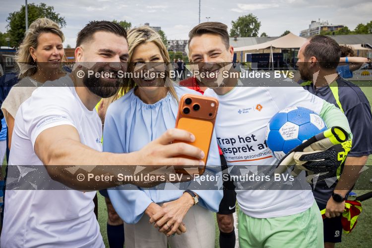 VOORBURG 2 juni 2026 Koningin Maxima tijdens de aftrap van âDe Onzichtbare Blessureâ. Met het programma besteden KNVB en Zilveren Kruis aandacht aan mentale gezondheid in het amateurvoetbal. MIND Us wil dat jongeren grip krijgen op hun mentale gezondheid, zich veerkrachtig ontwikkelen en hulp weten te vinden als dat nodig is, Maxima is erevoorzitter van de stichting. De aftrap vind plaats in de Week van de Mentale Gezondheid. Koningin Maxima en Kosso