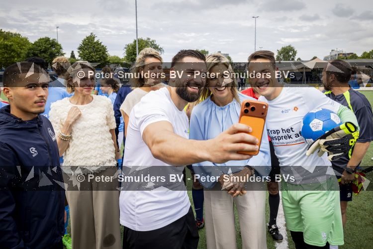 VOORBURG 2 juni 2026 Koningin Maxima tijdens de aftrap van âDe Onzichtbare Blessureâ. Met het programma besteden KNVB en Zilveren Kruis aandacht aan mentale gezondheid in het amateurvoetbal. MIND Us wil dat jongeren grip krijgen op hun mentale gezondheid, zich veerkrachtig ontwikkelen en hulp weten te vinden als dat nodig is, Maxima is erevoorzitter van de stichting. De aftrap vind plaats in de Week van de Mentale Gezondheid. Koningin Maxima en Kosso