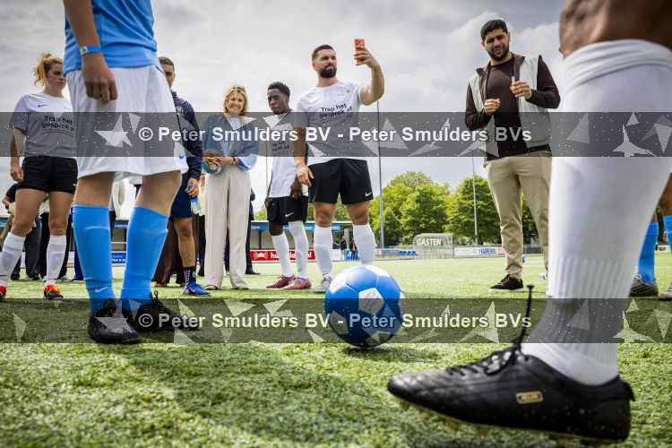 VOORBURG 2 juni 2026 Koningin Maxima tijdens de aftrap van âDe Onzichtbare Blessureâ. Met het programma besteden KNVB en Zilveren Kruis aandacht aan mentale gezondheid in het amateurvoetbal. MIND Us wil dat jongeren grip krijgen op hun mentale gezondheid, zich veerkrachtig ontwikkelen en hulp weten te vinden als dat nodig is, Maxima is erevoorzitter van de stichting. De aftrap vind plaats in de Week van de Mentale Gezondheid. Koningin Maxima en Kosso