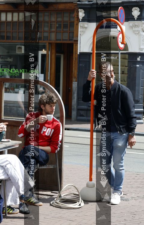 Amsterdam 3 juni 2026
Lammert Moerman met een oranje Jee O douche in het centrum van Amsterdam.