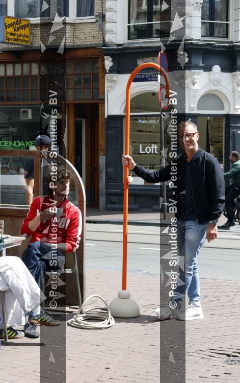 Amsterdam 3 juni 2026
Lammert Moerman met een oranje Jee O douche in het centrum van Amsterdam.