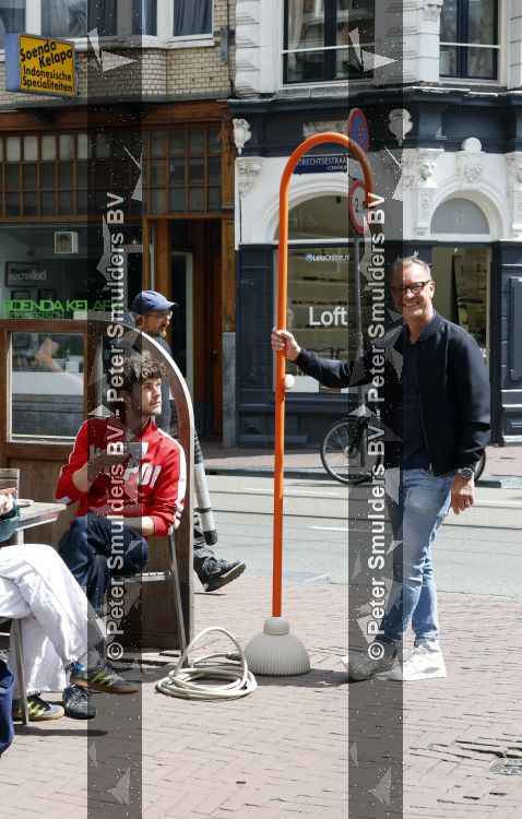 Amsterdam 3 juni 2026
Lammert Moerman met een oranje Jee O douche in het centrum van Amsterdam.