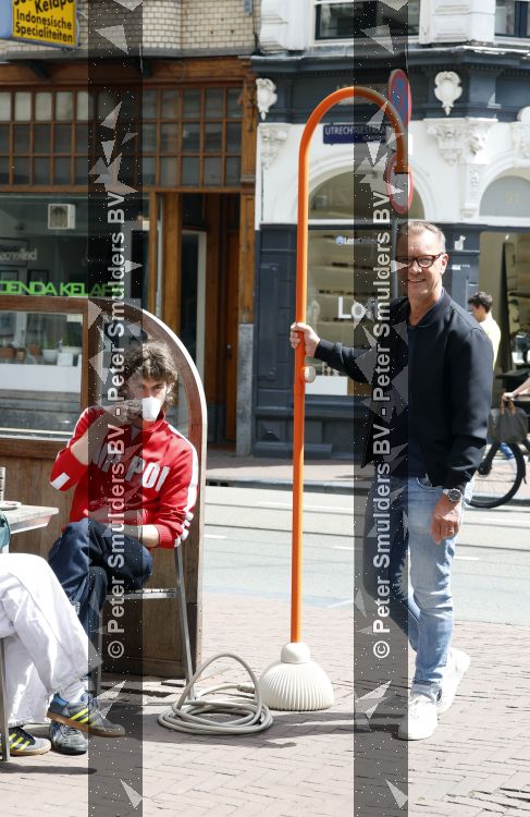 Amsterdam 3 juni 2026
Lammert Moerman met een oranje Jee O douche in het centrum van Amsterdam.