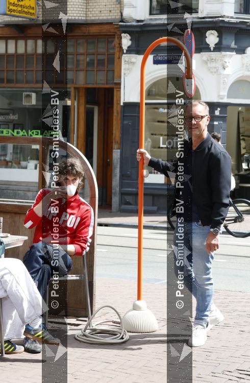 Amsterdam 3 juni 2026
Lammert Moerman met een oranje Jee O douche in het centrum van Amsterdam.