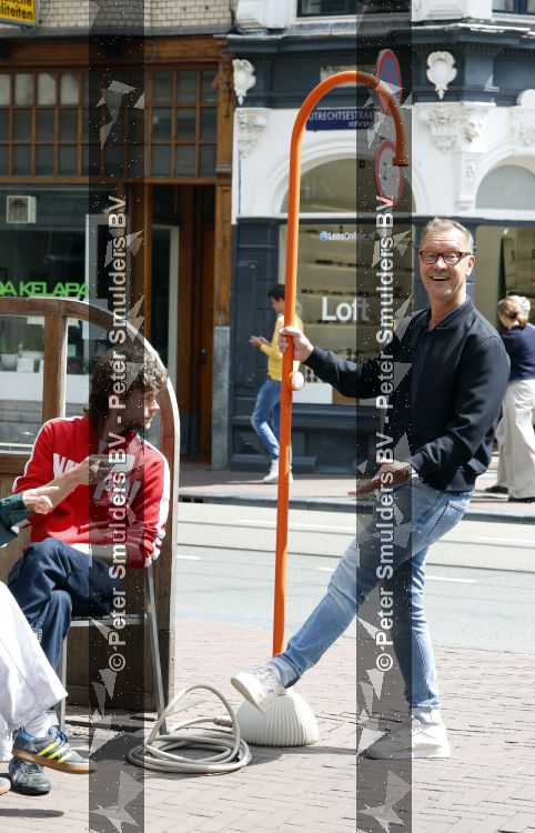 Amsterdam 3 juni 2026
Lammert Moerman met een oranje Jee O douche in het centrum van Amsterdam.