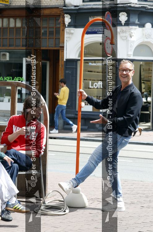 Amsterdam 3 juni 2026
Lammert Moerman met een oranje Jee O douche in het centrum van Amsterdam.
