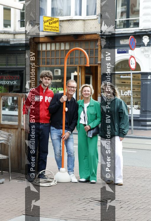 Amsterdam 3 juni 2026
Lammert Moerman met een oranje Jee O douche in het centrum van Amsterdam.
