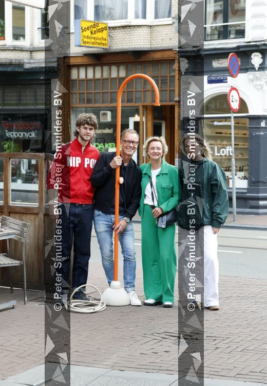 Amsterdam 3 juni 2026
Lammert Moerman met een oranje Jee O douche in het centrum van Amsterdam.