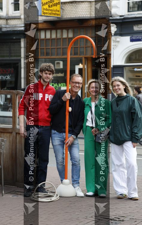 Amsterdam 3 juni 2026
Lammert Moerman met een oranje Jee O douche in het centrum van Amsterdam.