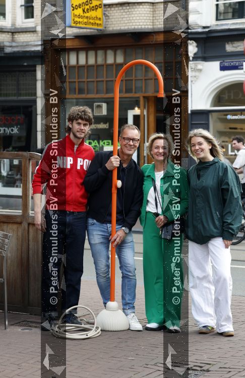 Amsterdam 3 juni 2026
Lammert Moerman met een oranje Jee O douche in het centrum van Amsterdam.