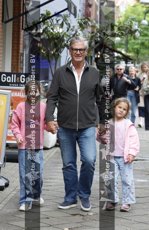 Amsterdam 12 juni 2026
Leo v Vliet met 2 van zijn kleindochtyers in Amsterdam zuid 