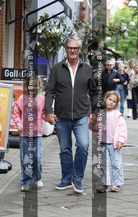 Amsterdam 12 juni 2026
Leo v Vliet met 2 van zijn kleindochtyers in Amsterdam zuid 